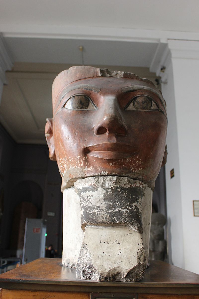 رأس من الحجر الجيري الملون من تمثال على هيئة أزريس للملكة حتشبسوت