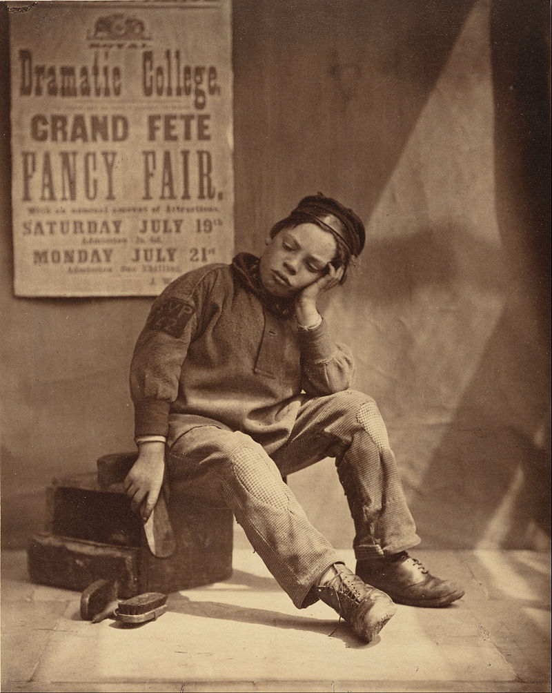 طفل يعمل في مسح الأحذية - بريطانيا سنة 1865