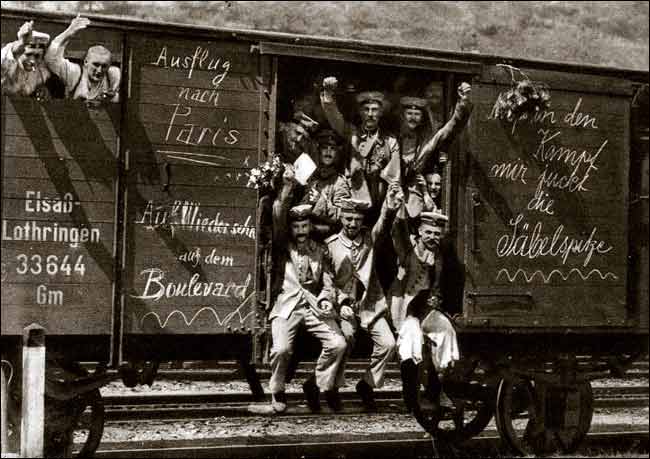 جنود ألمان داخل عربة البضائع للسكك الحديدية في طريقهم للحرب