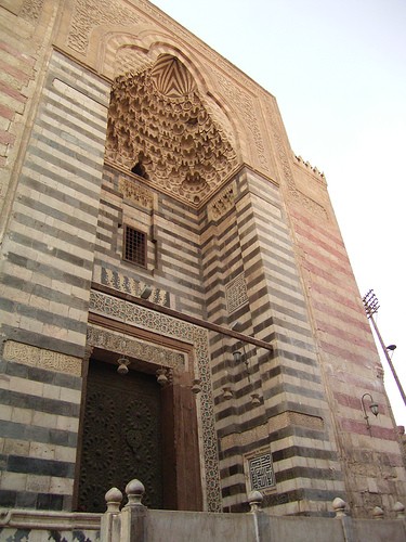 مدخل المسجد وبه الباب المنقول من مدرسة السلطان حسن