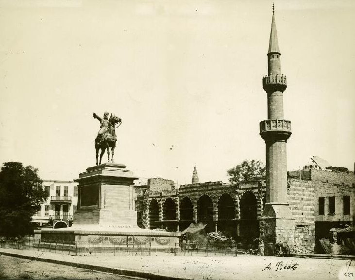 تمثال إبراهيم باشا وخلفه جامع أزبك