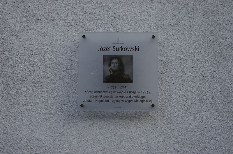 لوحة تخلد ذكرى الكولونيل سلكوسكي في شارع اسمه في أوليبورز القديمة في وارسو
