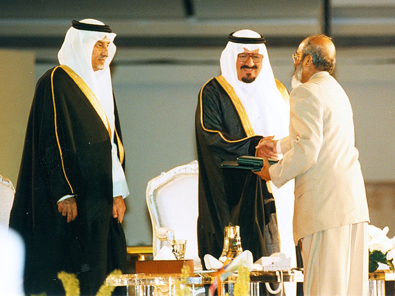 محمد علي مهر أثناء تسلمه جائزة الملك فيصل سنة 2000 م