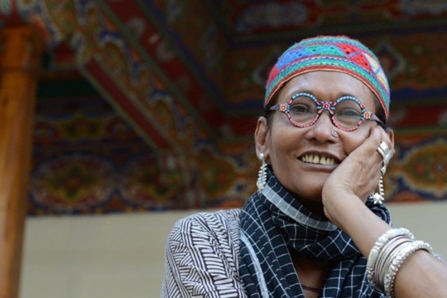 عارضة الأزياء بيبي راسل التي أنقذت عمال الملابس في بنجلاديش من الفقر