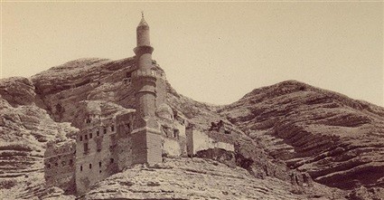 مسجد أسفل جبل المقطم