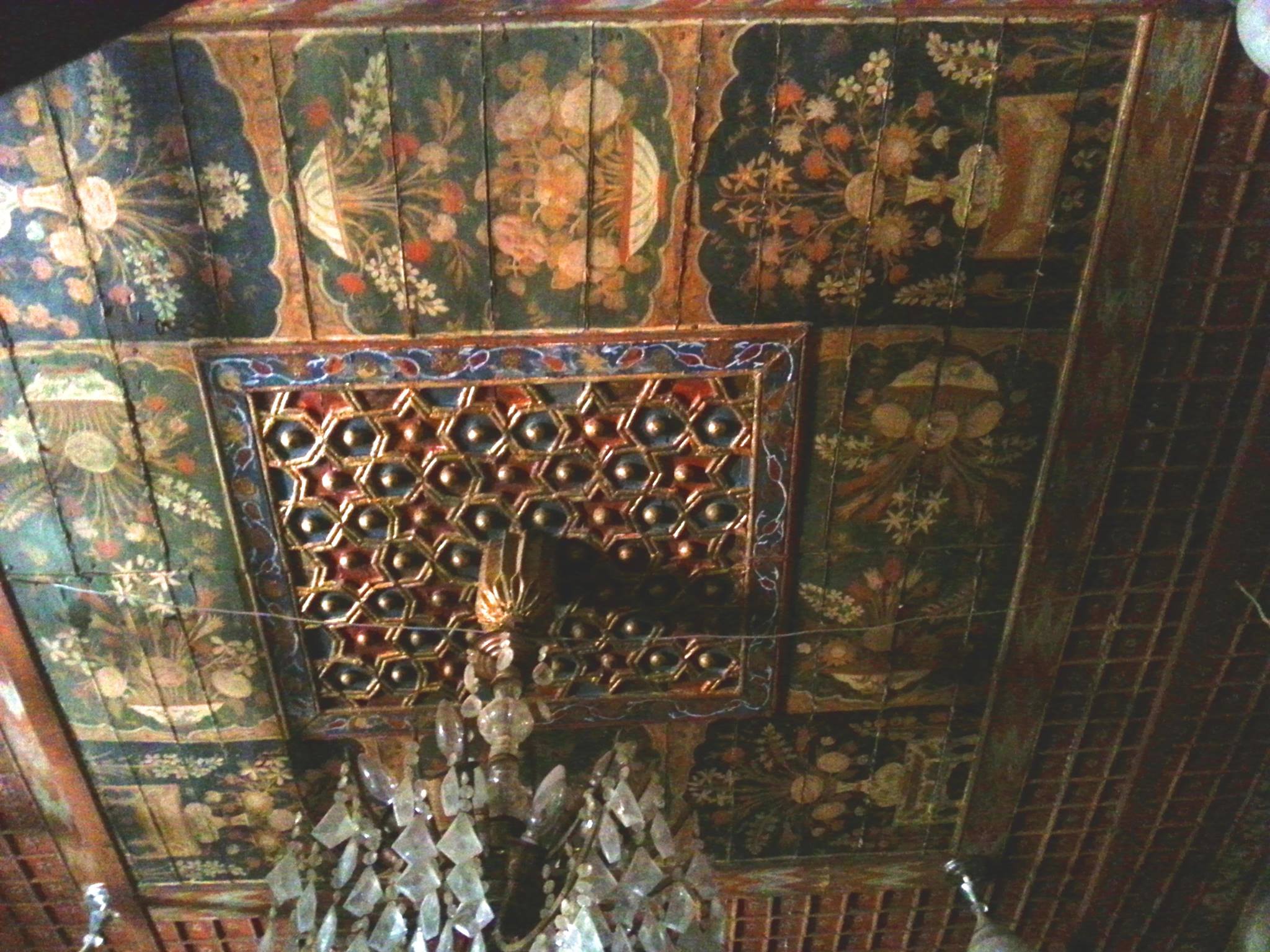 سقف المقصورة الخشبية المحيطة بقبر الإمام الليث