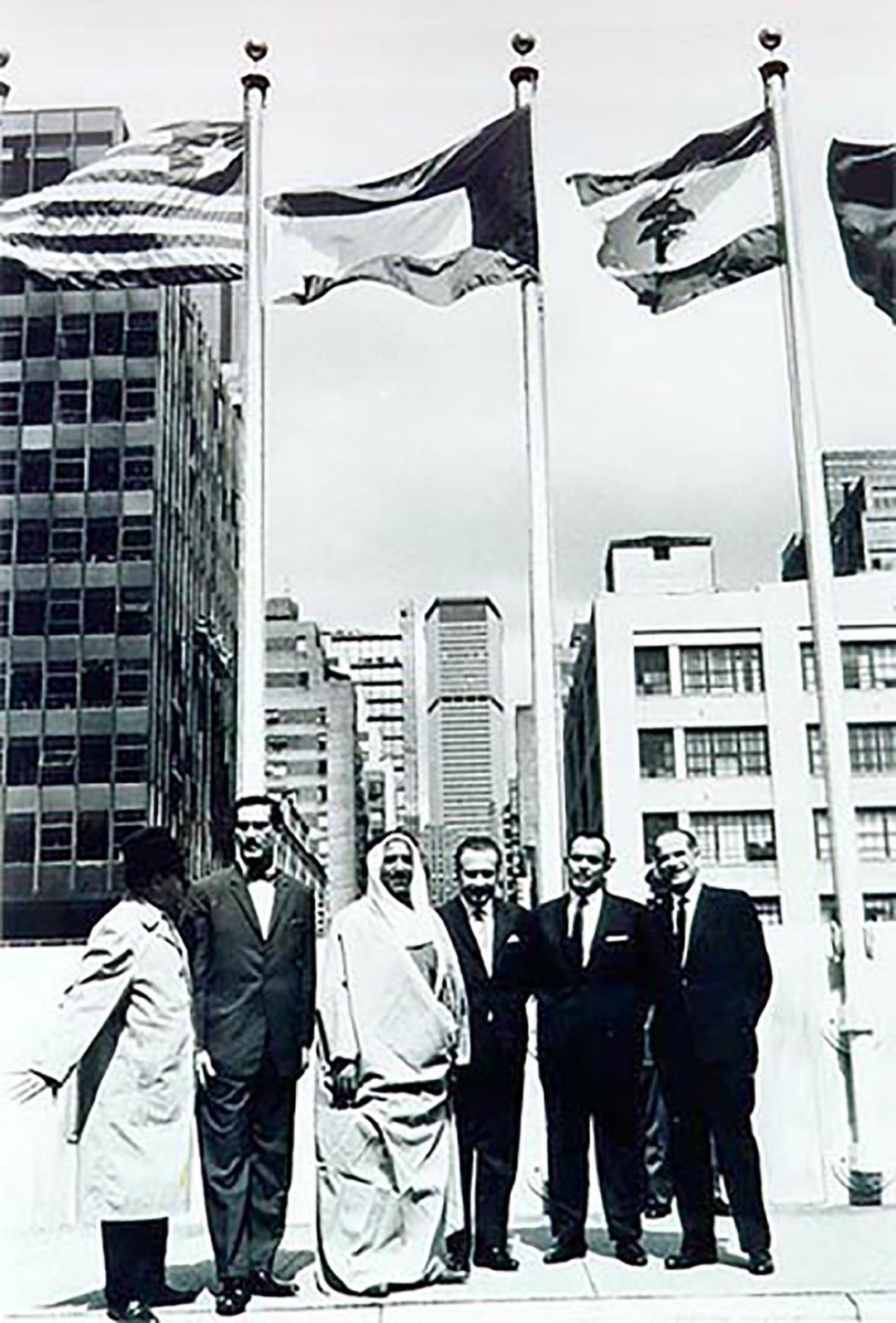 الشيخ صباح عندما تم رفع علم دولة الكويت لأوّل مرة أمام مبنى منظمة الأمم المتحدة في نيويورك في العام 1963.