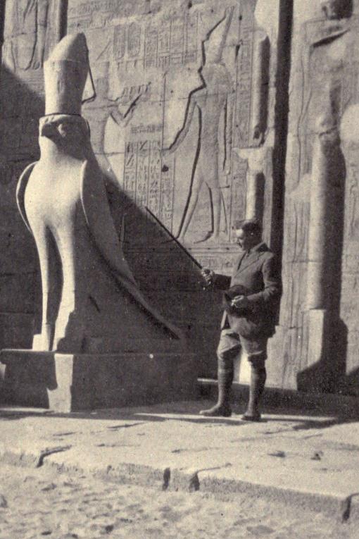 آرثر ويجال في معبد إدفو سنة 1913 م