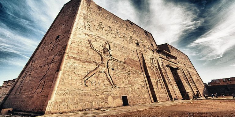 عن صلاة الفجر داخل معبد إدفو في أسوان