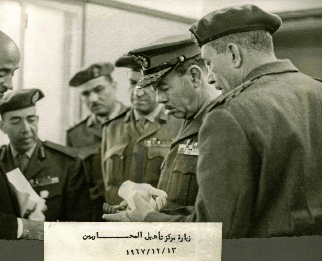 الفريق فوزي في زيارة مركز تأهيل المحاربين في 13 ديسمبر 1967 م