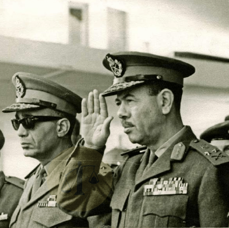 الفريق فوزي والفريق عبدالمنعم رياض أثناء تخريج دفعة من الكلية الجوية ديسمبر 1967 م