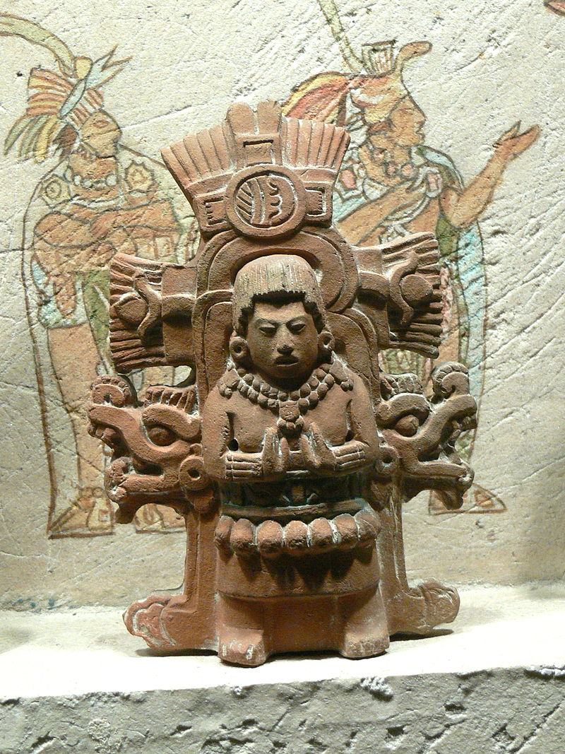 تمثال يمثل أحد كهنة مايا