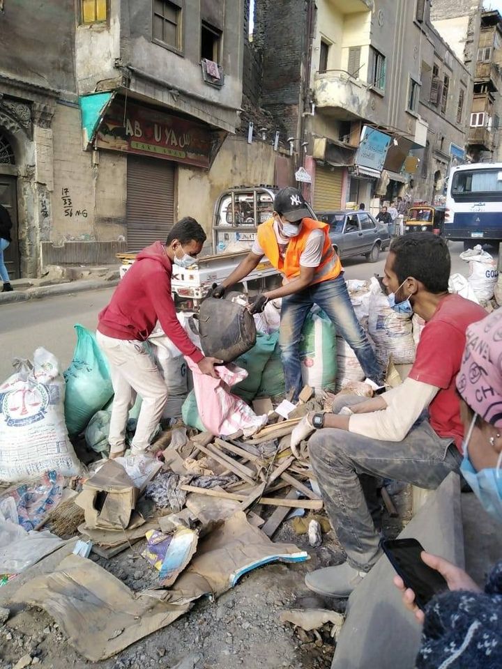 أعضاء مبادرة سيرة القاهرة يزيلون القمامة