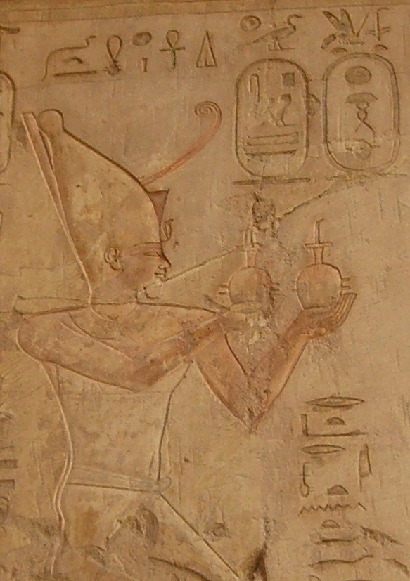 نقش غائر لپسماتيك الأول يقدم قرباناً لرع-حورآختي (مقبرة پاباسا)