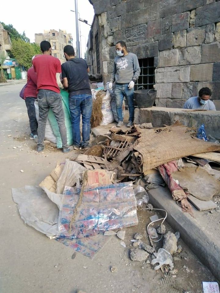 إزالة القمامة من أمام أحد المنشآت الأثرية - مبادرة سيرة القاهرة