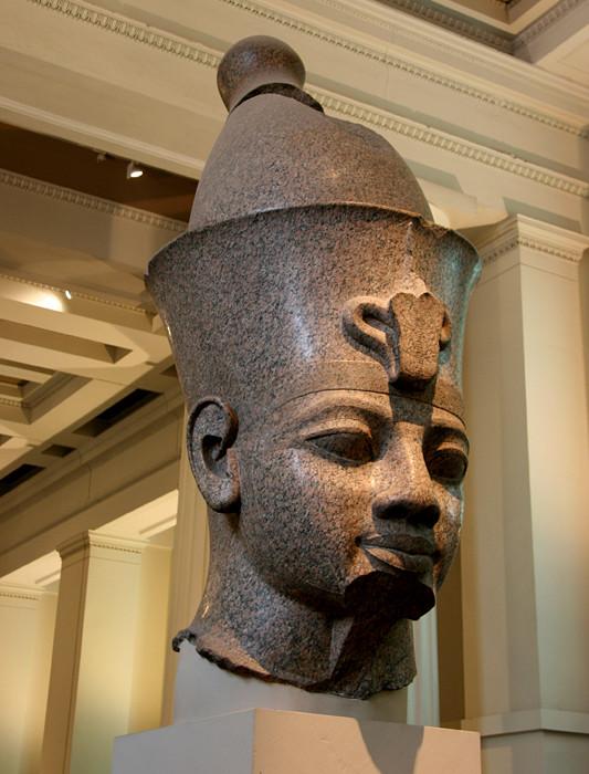 رأس تمثال ضخم للملك أمنحتب الثالث.