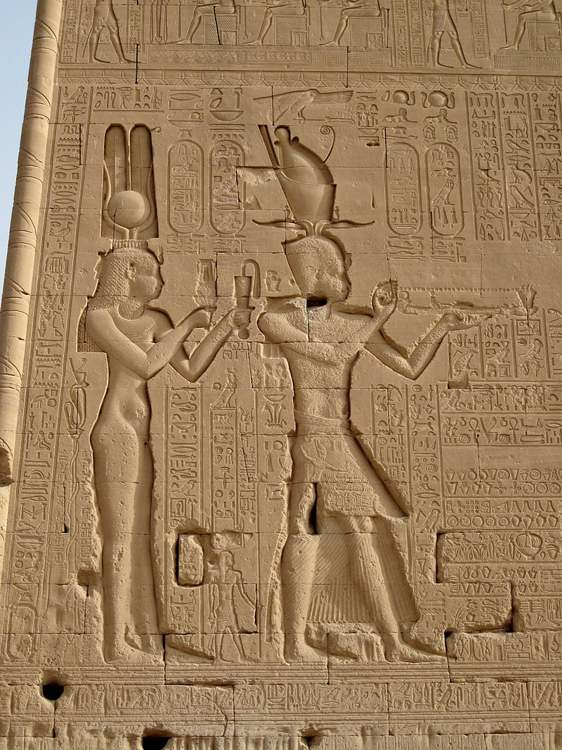 كليوباترا السابعة جنبا إلى جنب مع ابنها قيصر كما فرعون .
