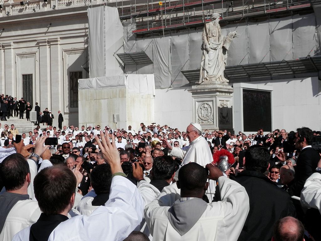 البابا فرنسيس بين المسيحيين في ساحة القديس بطرس قبيل قداس التنصيب.
