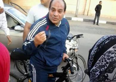 السيسي يقود الدراجة بالإسكندرية