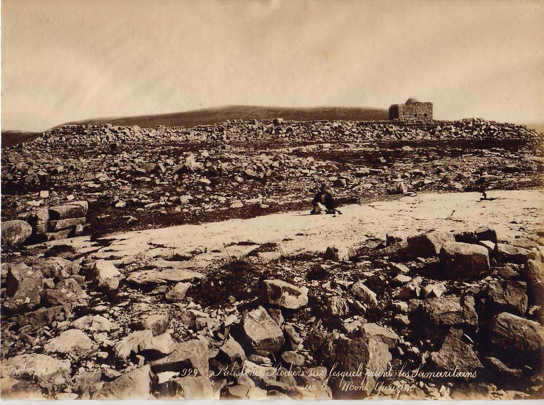 آثار على قمة جبل جرزيم يعتقد أنها للمعبد السامري