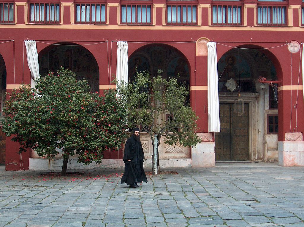 راهب أرثوذكسي في دير فاتوبيدي بجبل آتوس.