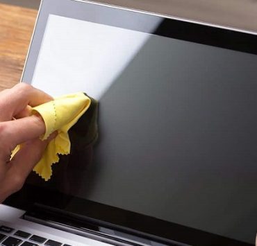 الدليل الكامل لكيفية تنظيف شاشة الكمبيوتر أو اللابتوب بطريقة آمنة وفعالة