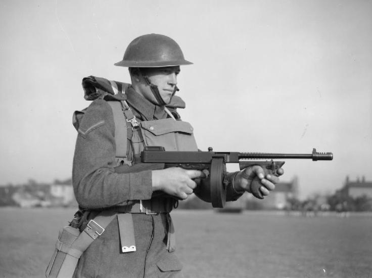 جندي بريطاني مزود بمدفع رشاش طومسون سنة 1940 م
