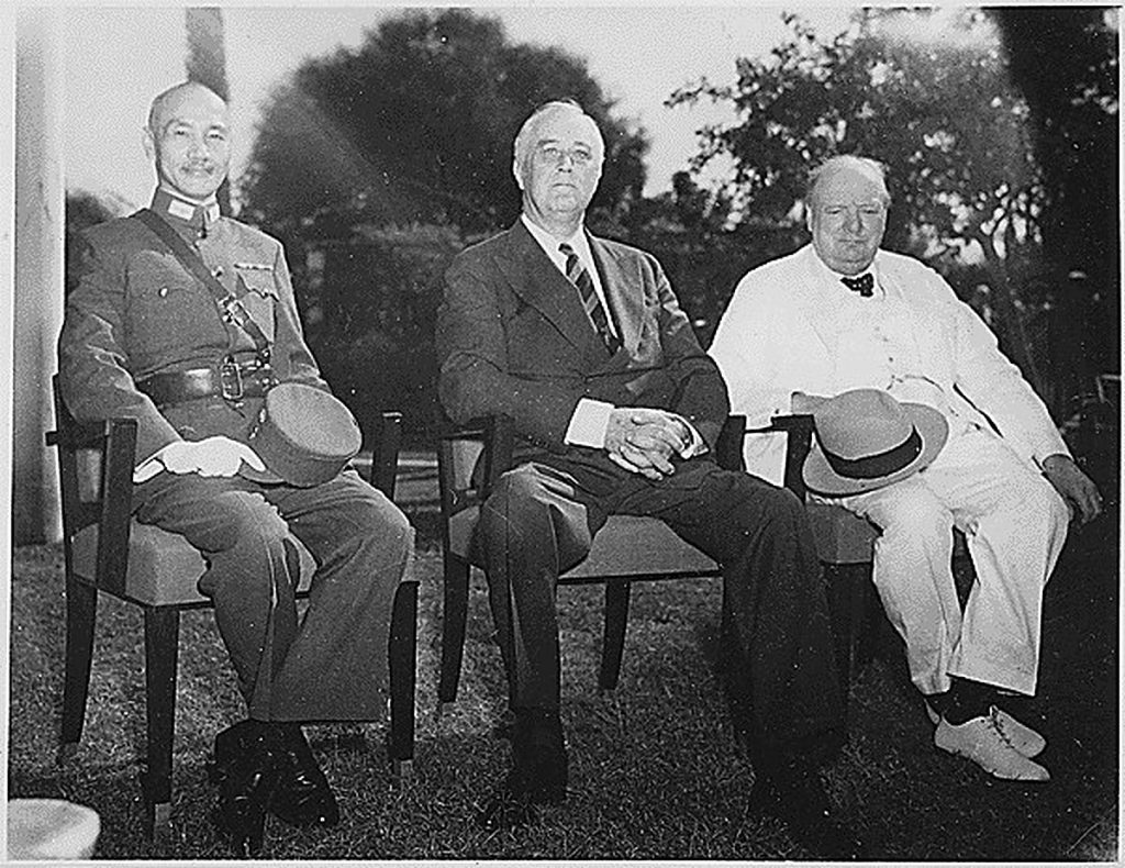 شيانغ وروزفلت رئيس أمريكا وتشرشل في مؤتمر القاهرة نوفمبر 1943