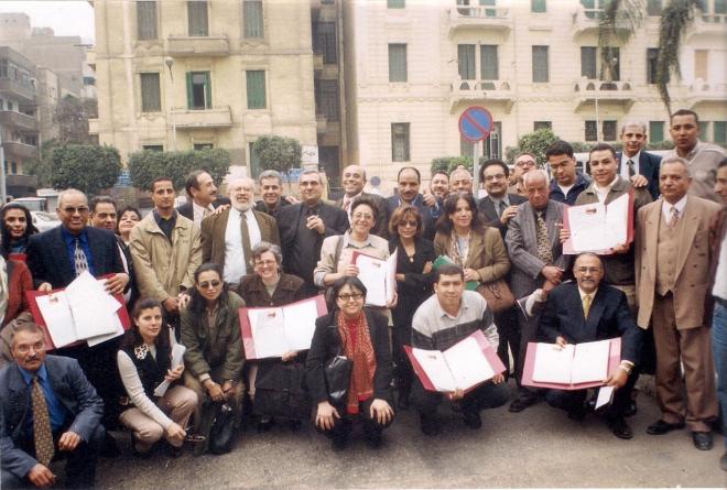 أعضاء اللجنة يسلمون وثيقة جمع التوقيعات بقصر عابدين - تصوير عادل واسيلي
