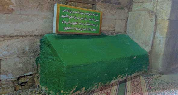 قبر عمرو بن العاص - صاحب اقتراح رفع المصاحف على أسنة الرماح