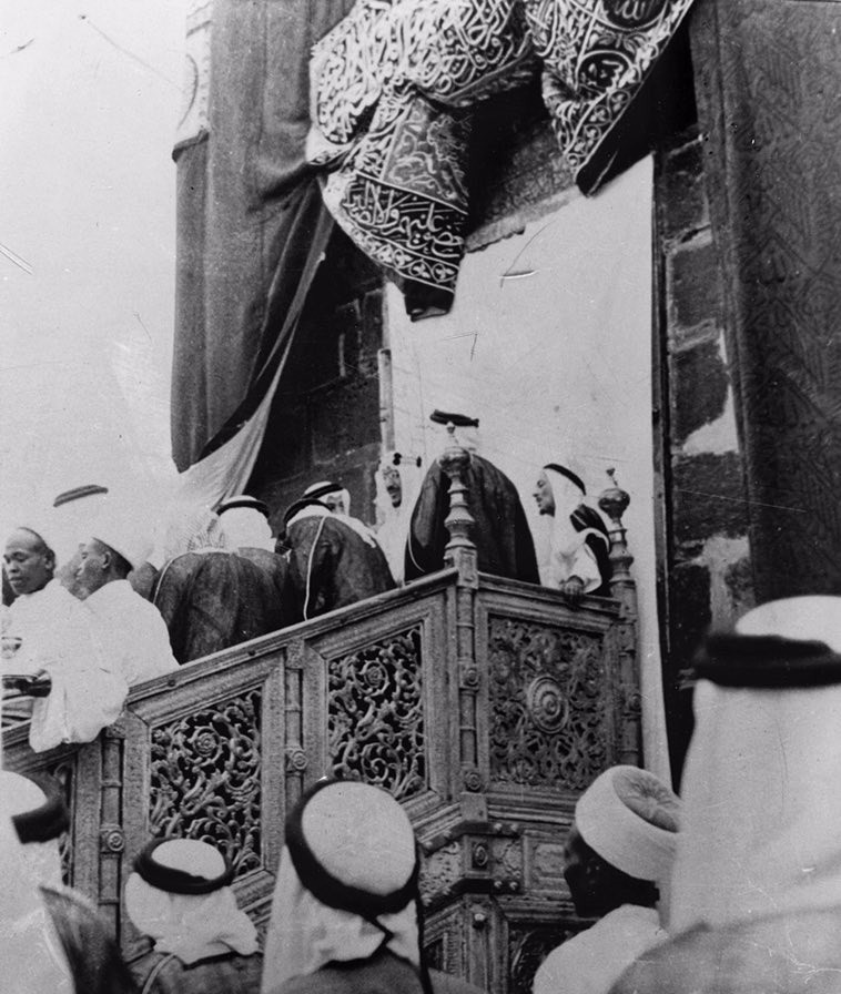 الملك سعود بن عبدالعزيز عند الكعبة