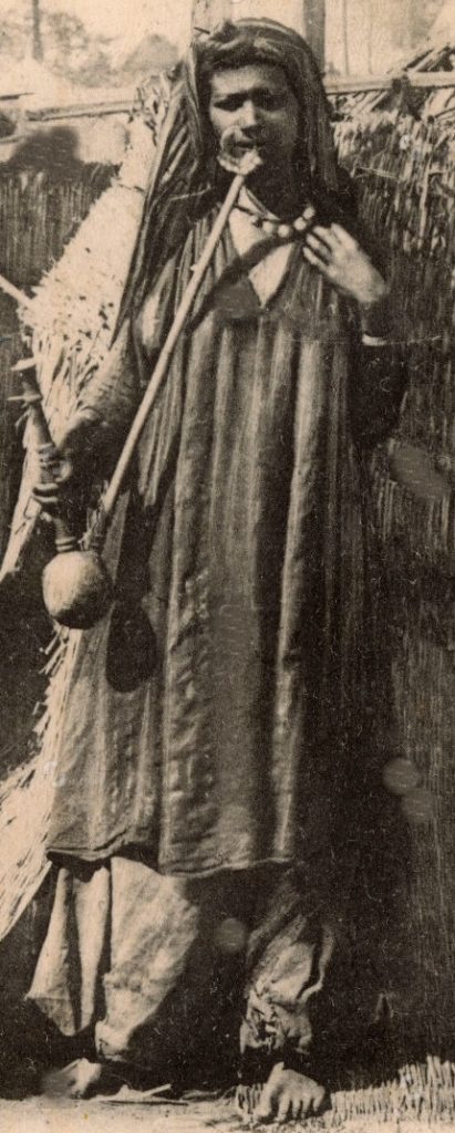 امرأة مصرية تدخن الجوزة سنة 1905 م