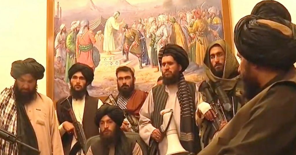 اللوحة التي ظهرت خلف مقاتلي طالبان