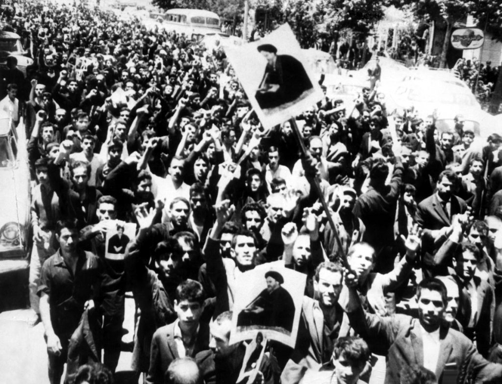 شعب طهران يحملون صور الخميني سنة 1963