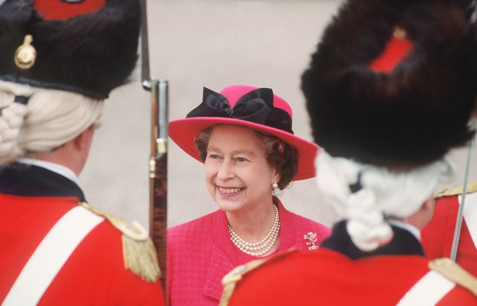 الملكة إليزابيث وباقي أفراد الأسرة المالكة يرتدون اللون الوردي