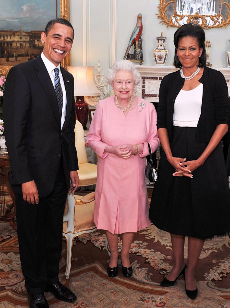الملكة إليزابيث وباقي أفراد الأسرة المالكة يرتدون اللون الوردي