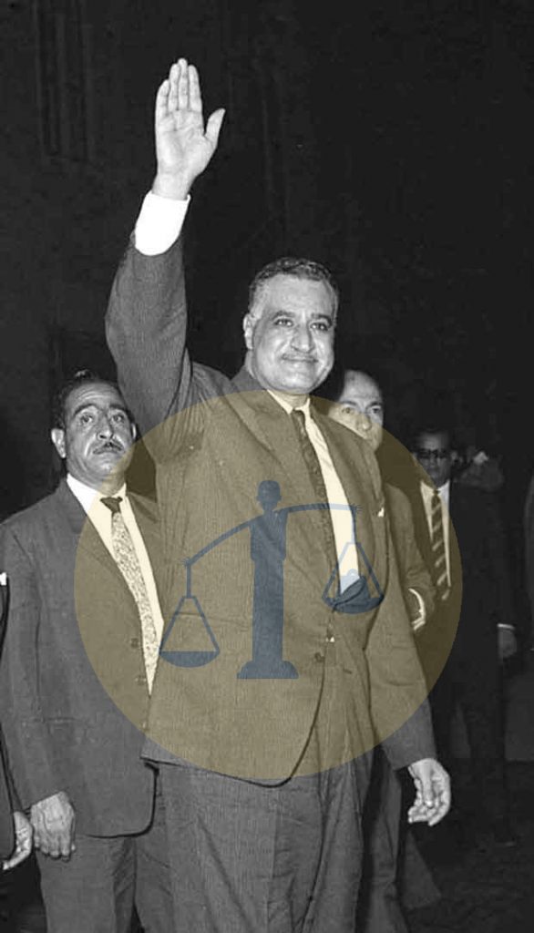 جمال عبدالناصر يقوم بتحية الجماهير - احتفال المولد النبوي 67