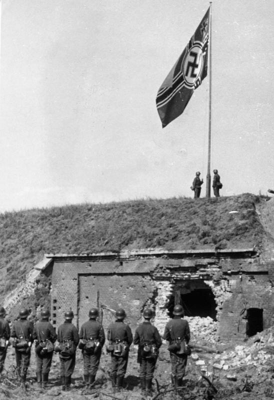 رفع العلم النازي على ممر دانزج في شبه جزيرة تقع شمال بولندا