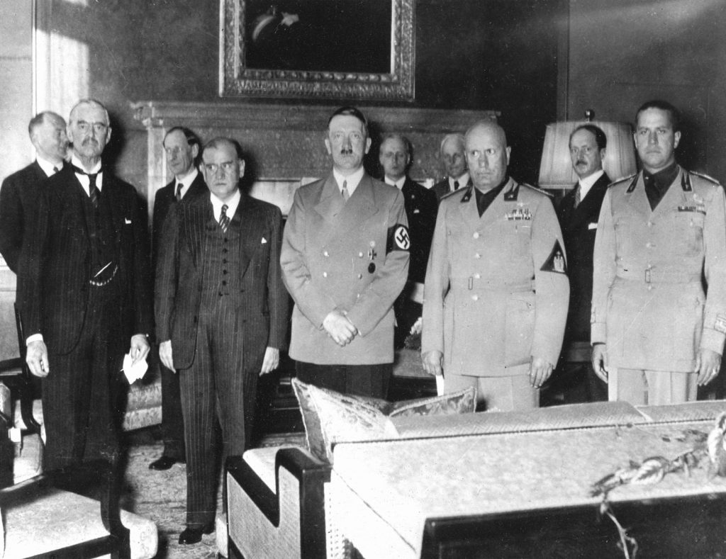 هتلر بين موسوليني ورئيس وزراء فرنسا وبريطانيا في معاهدة ميونخ