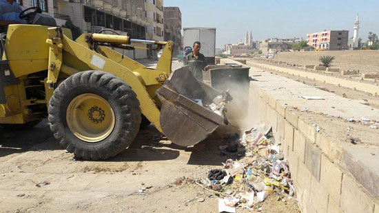 رفع القمامة في طريق الكباش بعد زوال عصر مبارك - الصورة سنة 2017