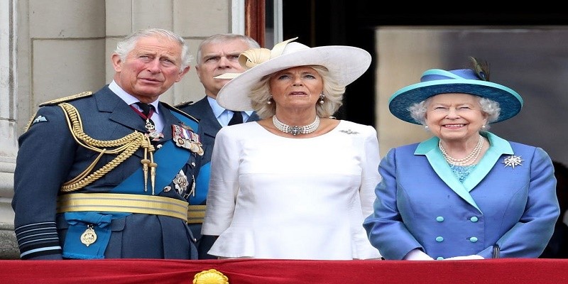 ملكة انجلترا مع ابنها وزوجته كاميلا