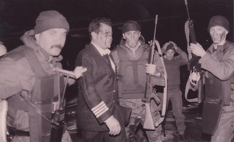 قوات الصاعقة المصرية يحررون كابتن الطائرة سنة 1985 م