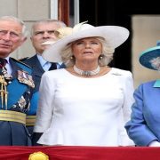 ملكة انجلترا مع ابنها وزوجته كاميلا