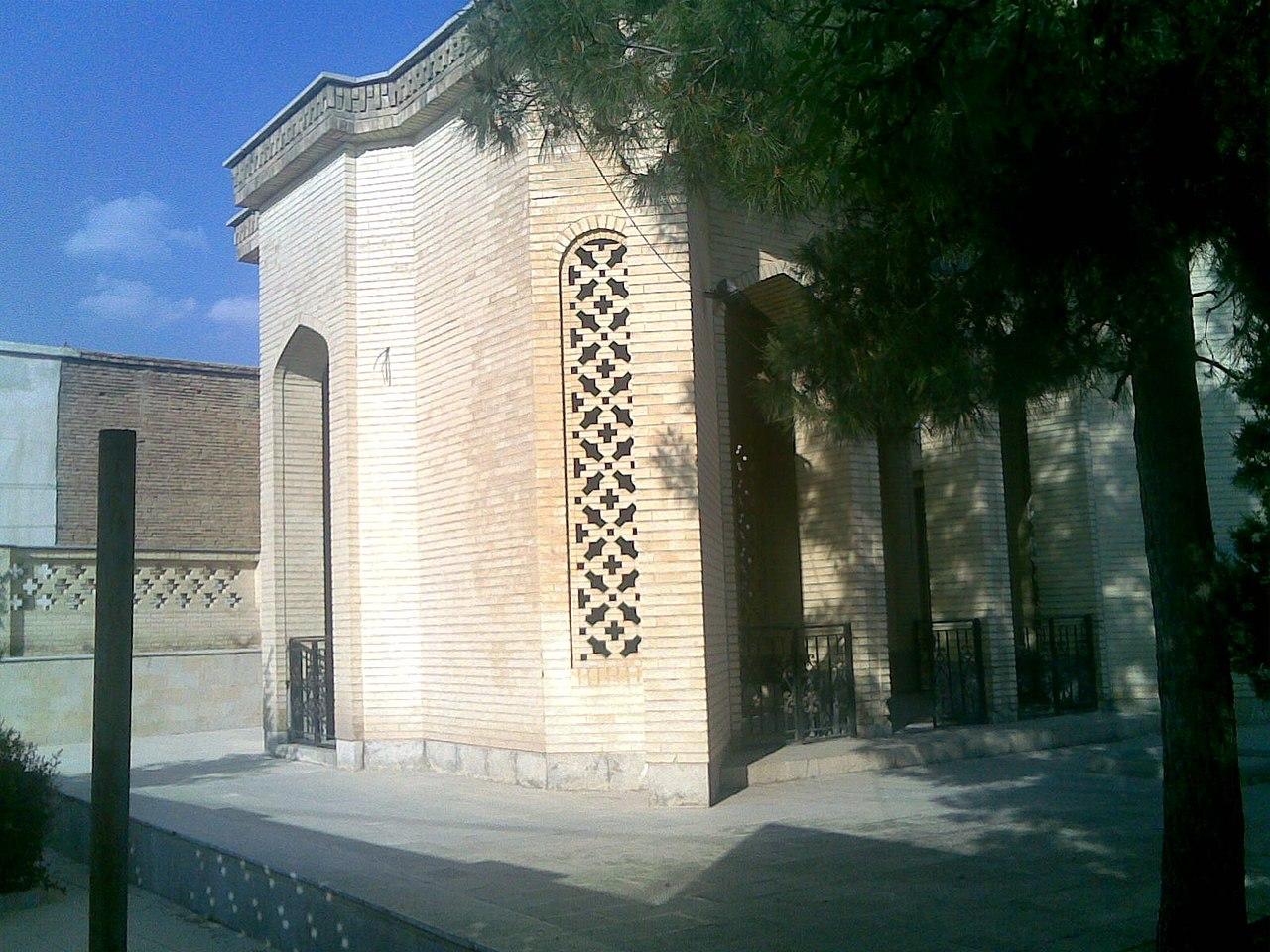 قبر سيبويه في شيراز.