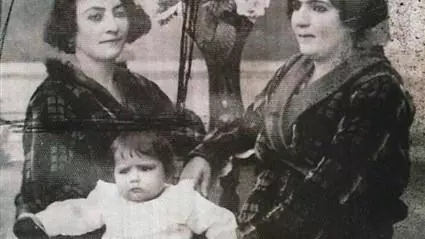 الفنانة شادية في طفولتها مع والدتها