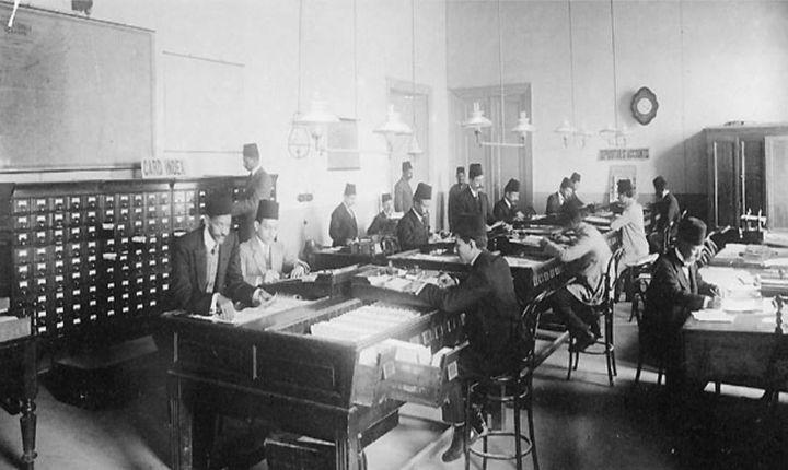 صورة للموظفين أثناء العمل داخل هيئة البريد المصرية بالقاهرة سنة 1909 .