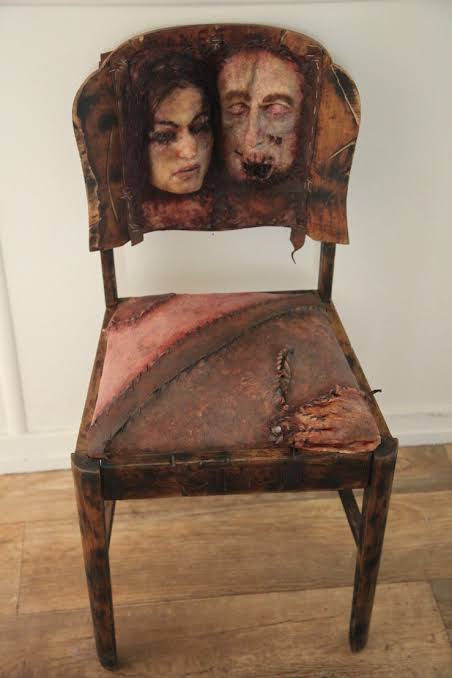 كرسي مصنوع من بقايا بشرية