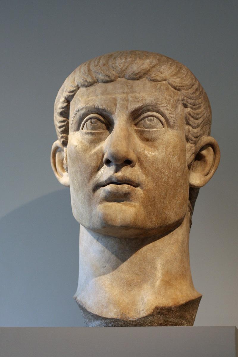 رأس من الرخام يُمثل قسطنطين الأول