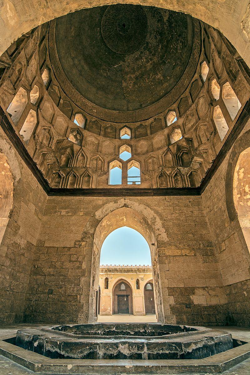 من داخل قبة الصحن لمسجد أحمد بن طولونوالفسقية بداخلها