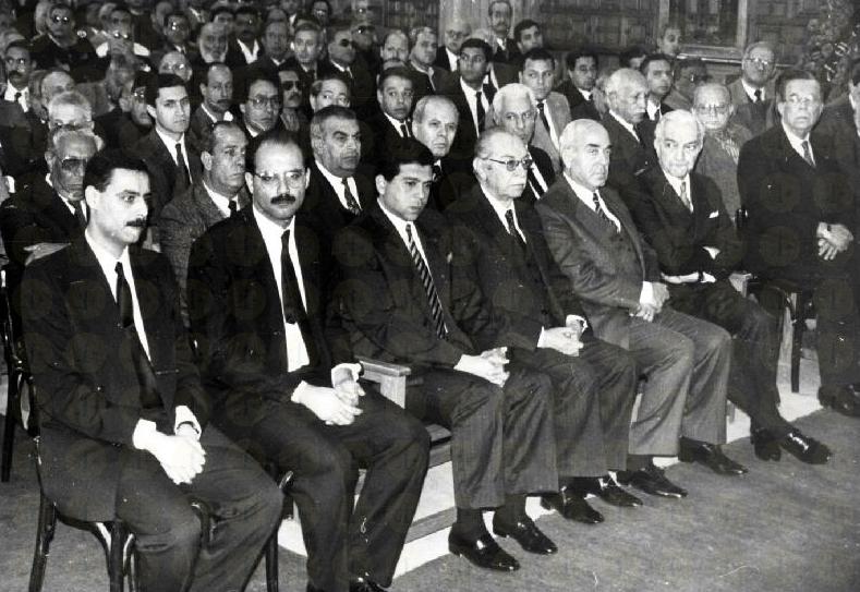 علاء مبارك في الصف الثالث من وفد العزاء في جنازة موسى صبري، 8 يناير 1992م